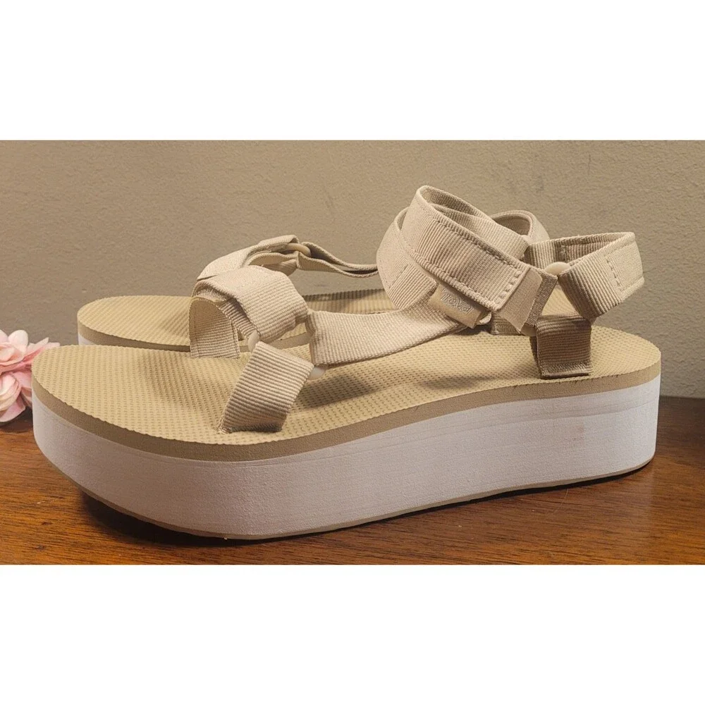 TEVA WOMEN FLATFORM UNIVERSAL LARK WHITE STRAPPY SANDALS US 9 Platform 1008844